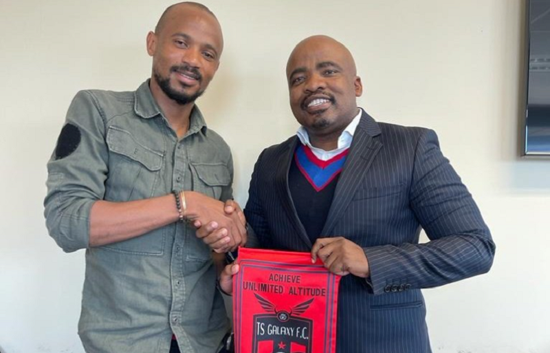 Kuvela okwakhele uXola Mlambo ubutha kwiGalaxy